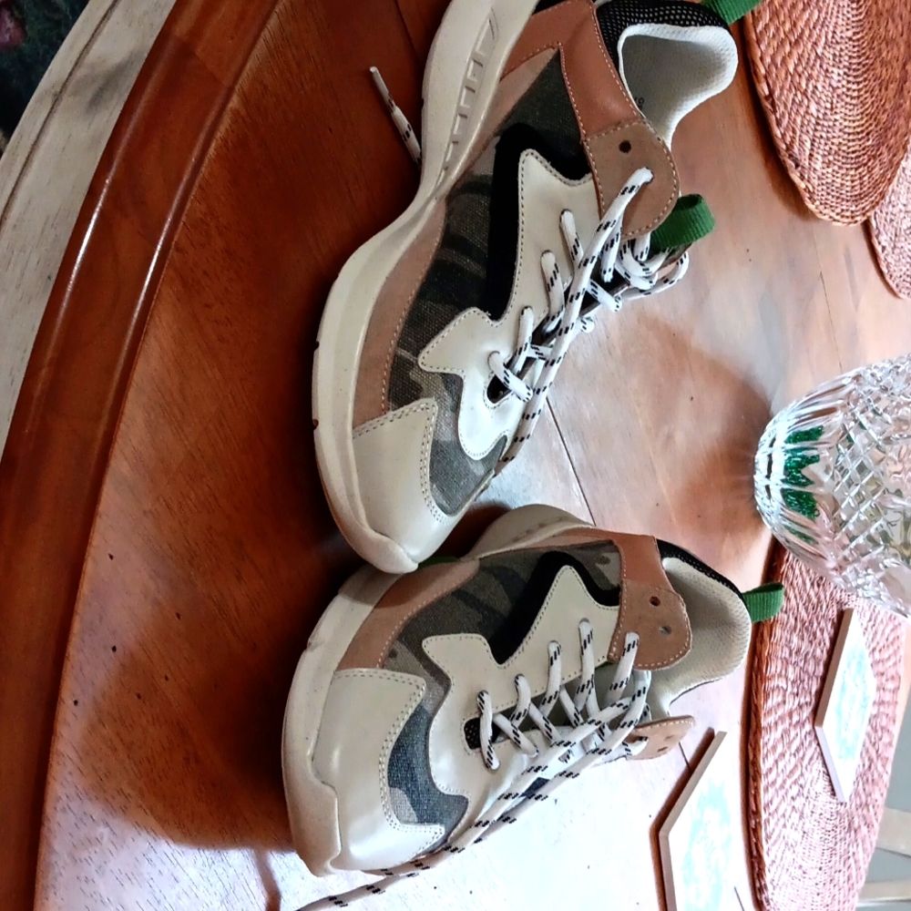 Ladies sneakers size 7.5 . One height. Beige green.camel and black
